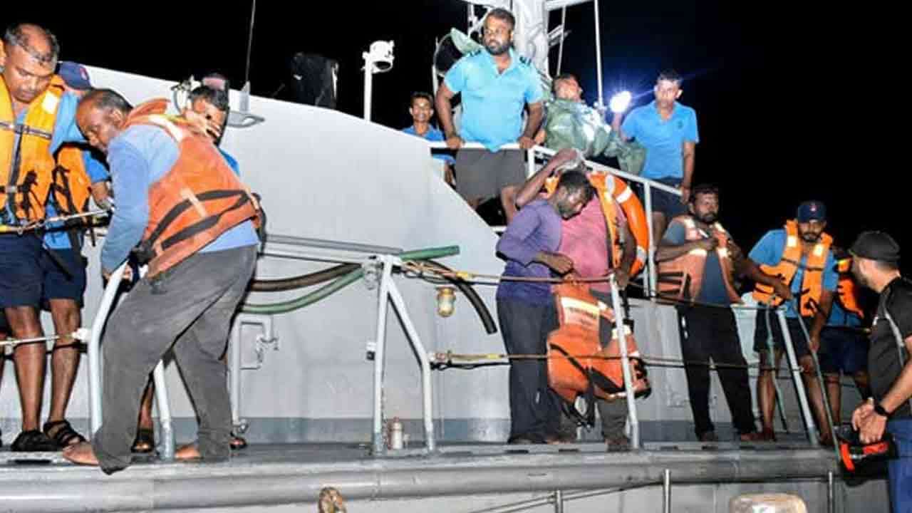 காணாமல் போன 04 இந்திய மீனவர்களை இலங்கை கடற்படையினர் மீட்டுள்ளனர்!