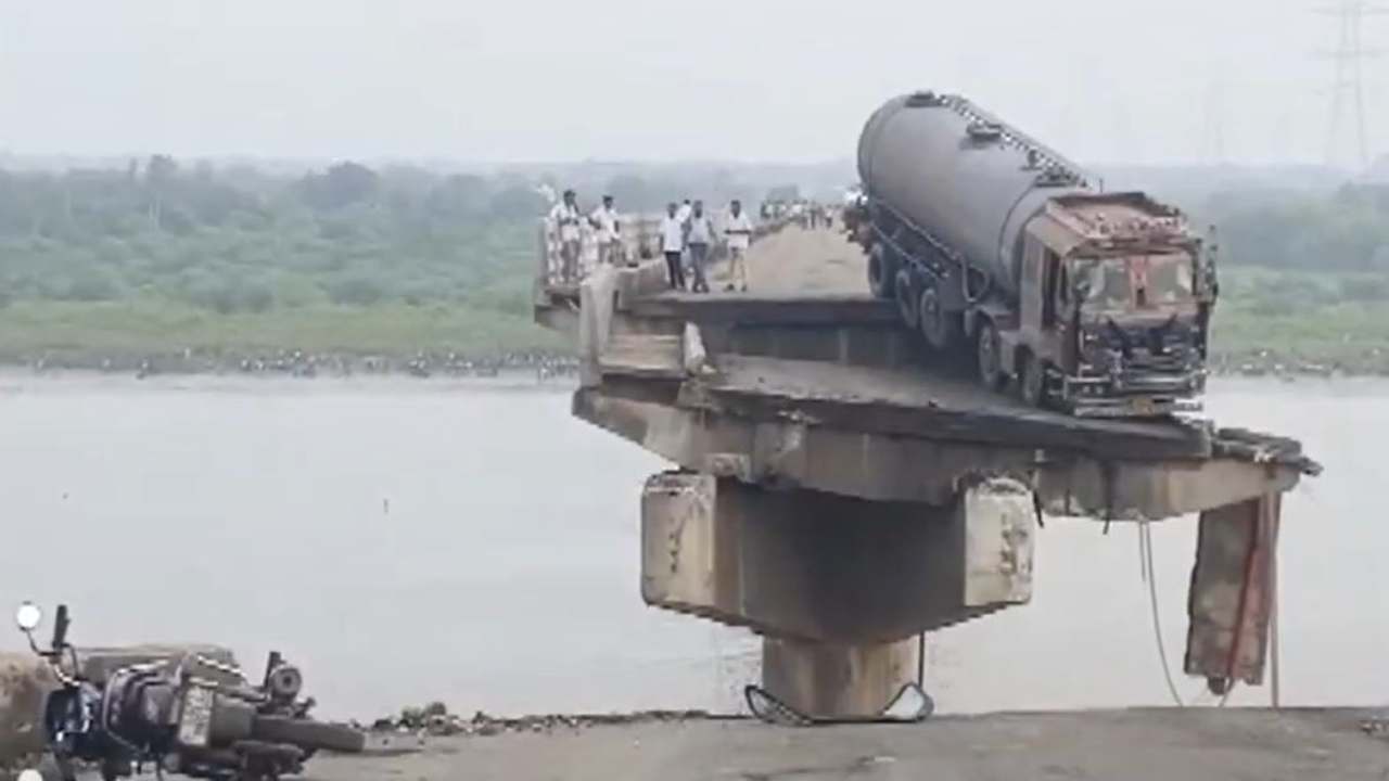 குஜராத்தில் இடிந்து வீழ்ந்த பாலம்; 09 பேர் உயிரிழப்பு, பலர் மீட்பு!