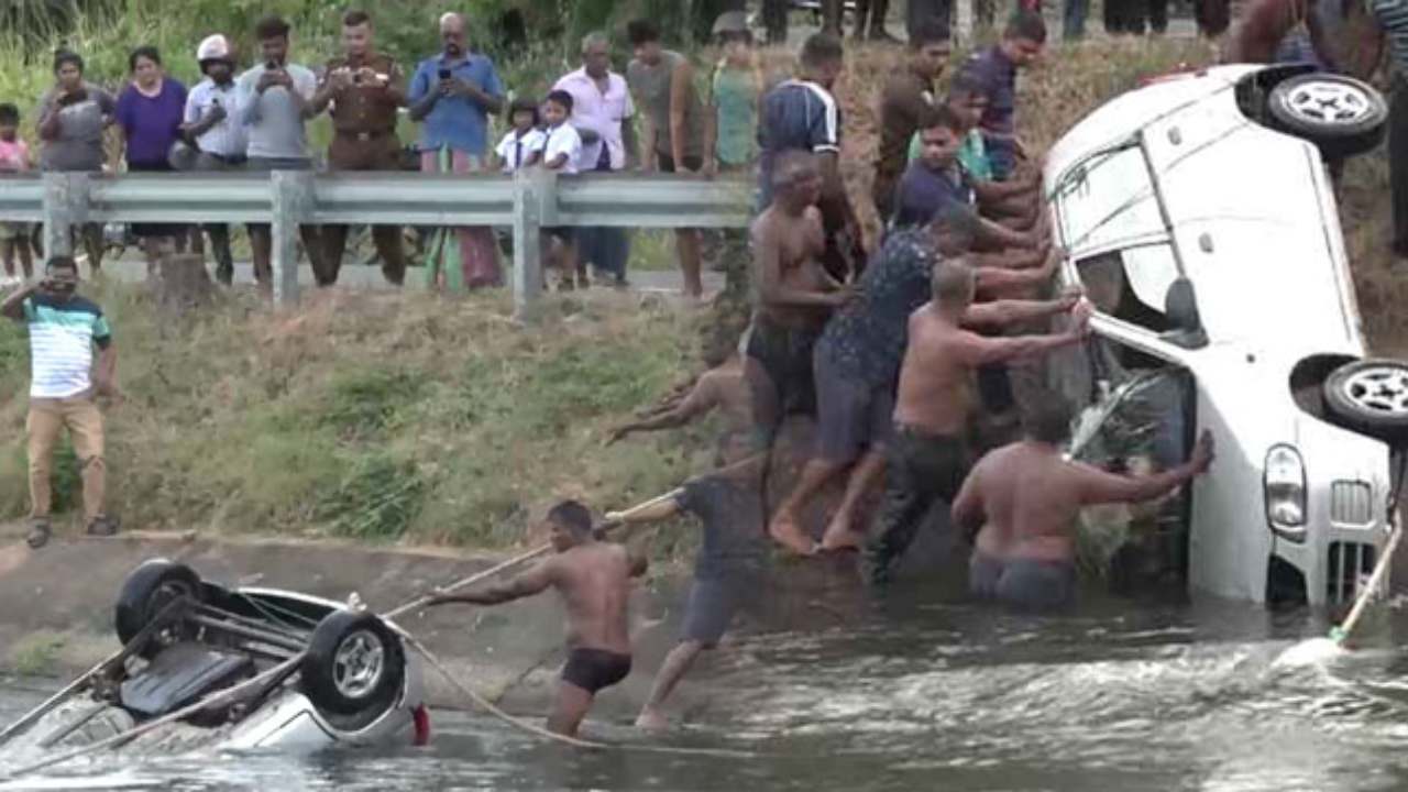 வீதியை விட்டு விலகி கால்வாயில் கவிழ்ந்த கார்; இருவர் உயிரிழப்பு!