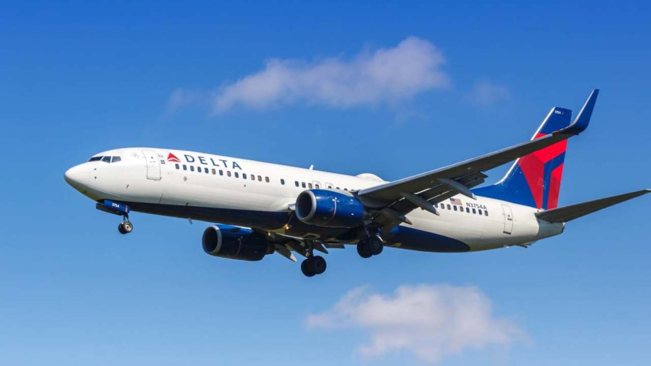 நடுவானில் கடுமையாக குலுங்கிய டெல்டா விமானம்; 25 பேர் காயம்!