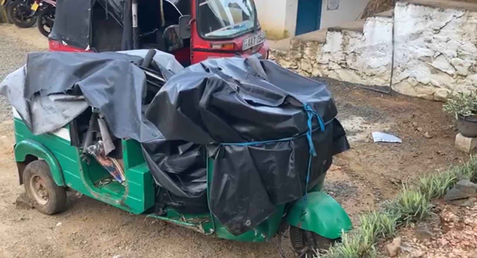 அதி வேகத்தில் பயணித்த முச்சக்கர வண்டி 100 அடி பள்ளத்தில் விழுந்து விபத்து! நால்வர் படுகாயம்!