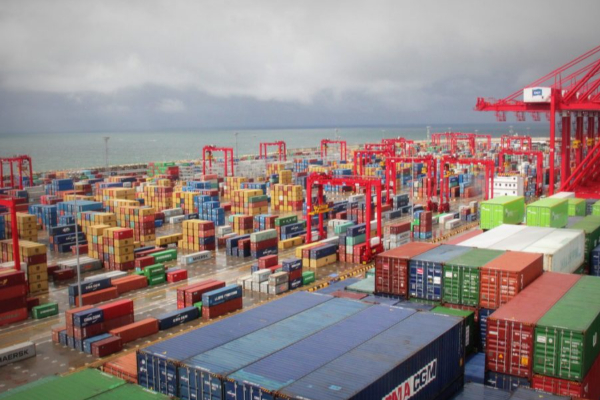 கொள்கலன் ஒன்று விழுந்து சாரதி ஒருவர் உயிரிழப்பு!