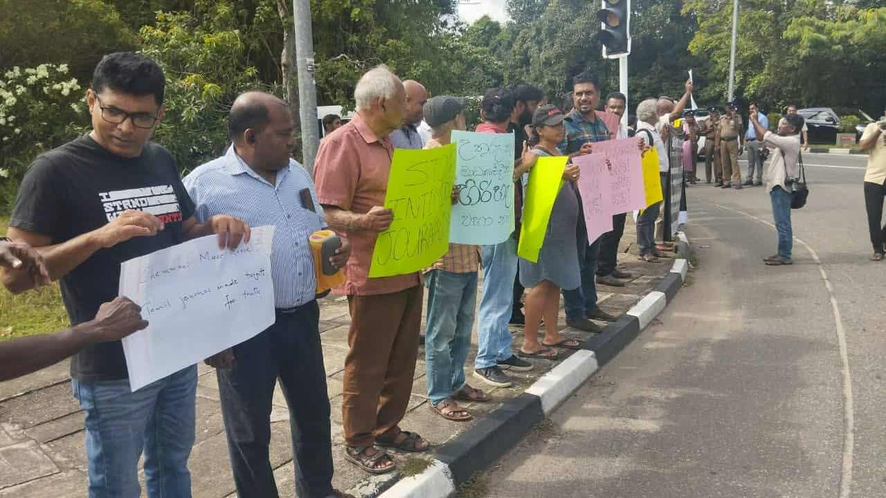 நாடாளுமன்றத்திற்கு வெளியே கவனயீர்ப்புப் போராட்டம்!