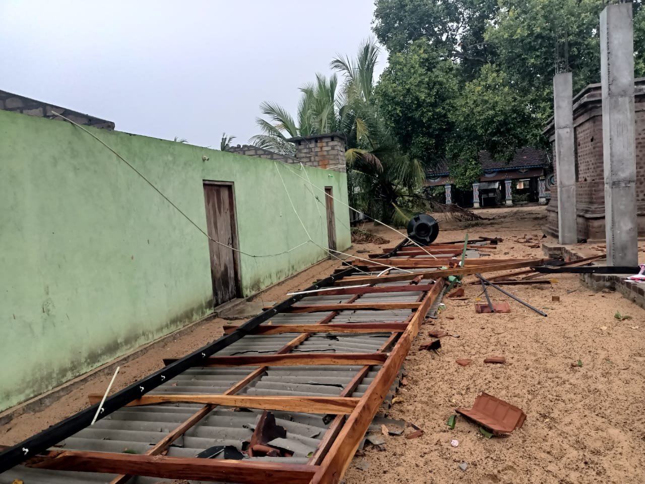 மட்டக்களப்பில் வீசிய மினி சூறாவளியால் பலத்த சேதம்!