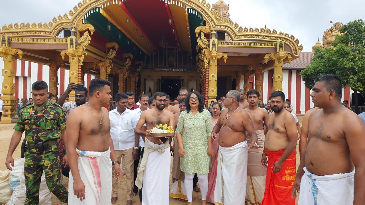 நல்லூரானை தரிசித்தார் பிரதமர் !