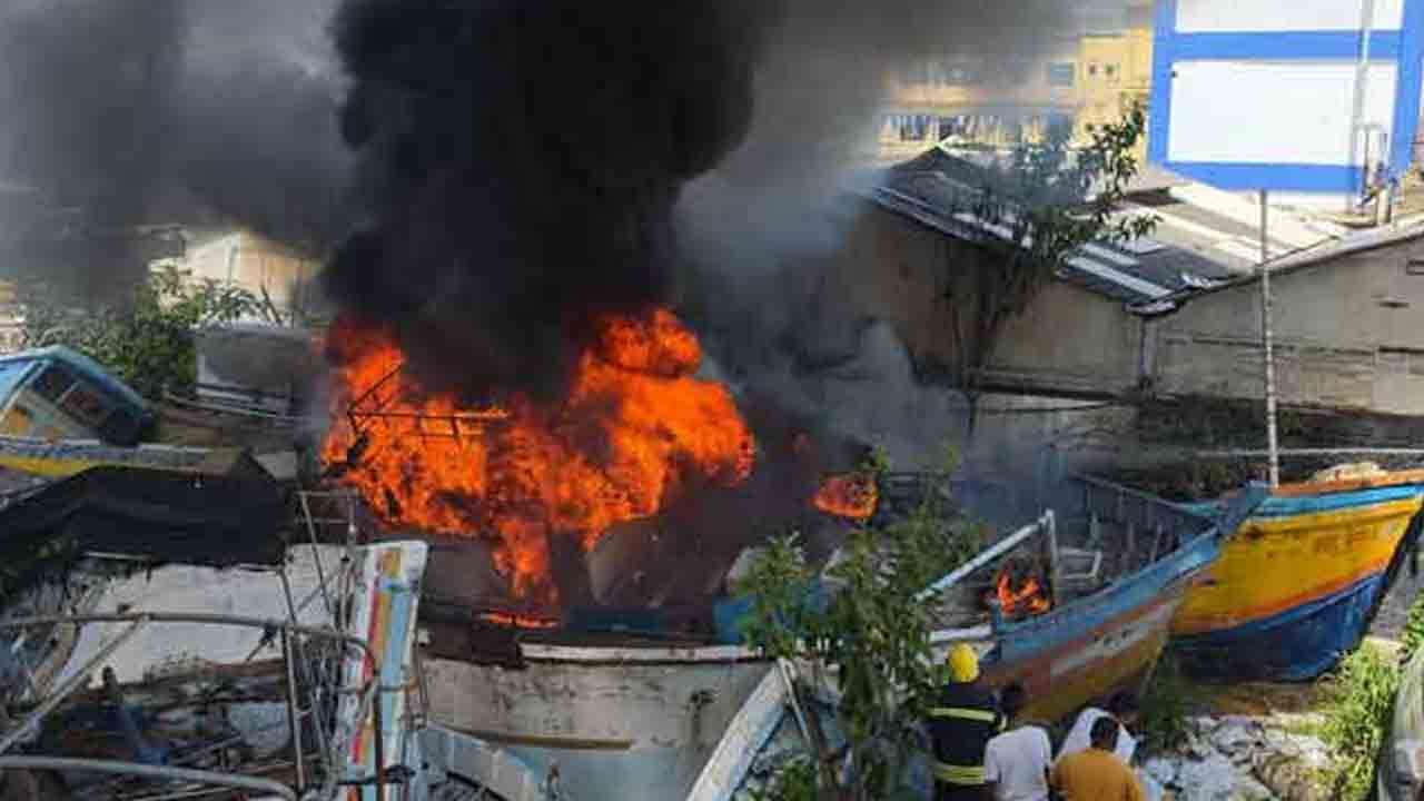 காலி கடற்றொழில் துறைமுகத்தில் ஏற்பட்ட தீ விபத்தில் 4 படகுகள் சேதம்!