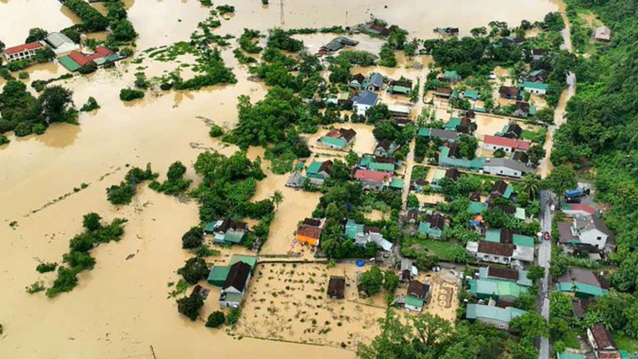 வியட்நாம் வெள்ளத்தால் 14 பேர் உயிரிழப்பு!