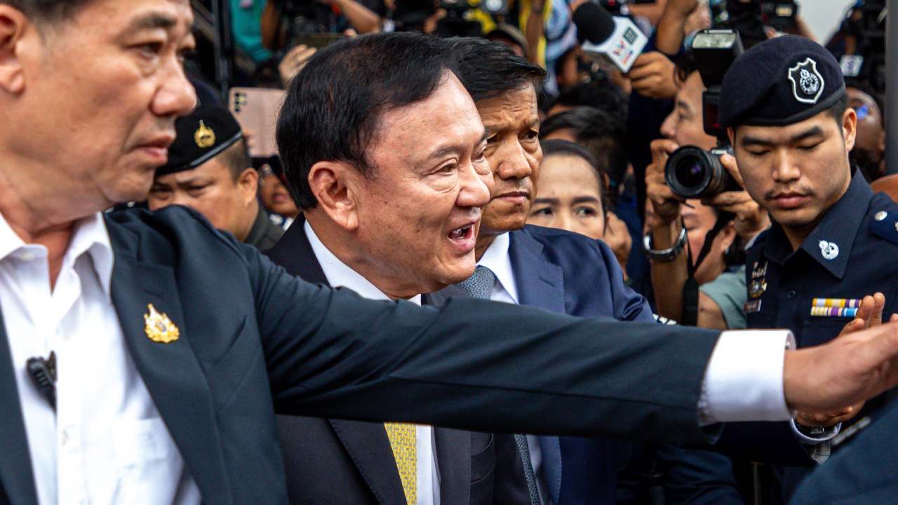 அரச குடும்ப அவதூறு வழக்கிலிருந்து தாய்லாந்து முன்னாள் பிரதமர் விடுதலை!