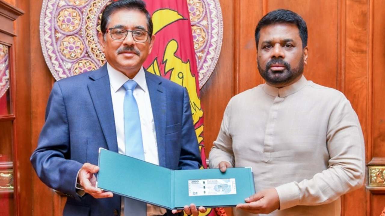 புதிய 2000 ரூபாய் நினைவு நாணயத்தாள் ஜனாதிபதியிடம் கையளிப்பு!