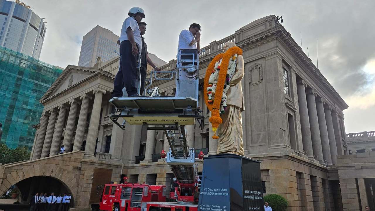 சௌமியமூர்த்தி தொண்டமானின் உருவச் சிலைக்கு மாலை அணிவிப்பு!