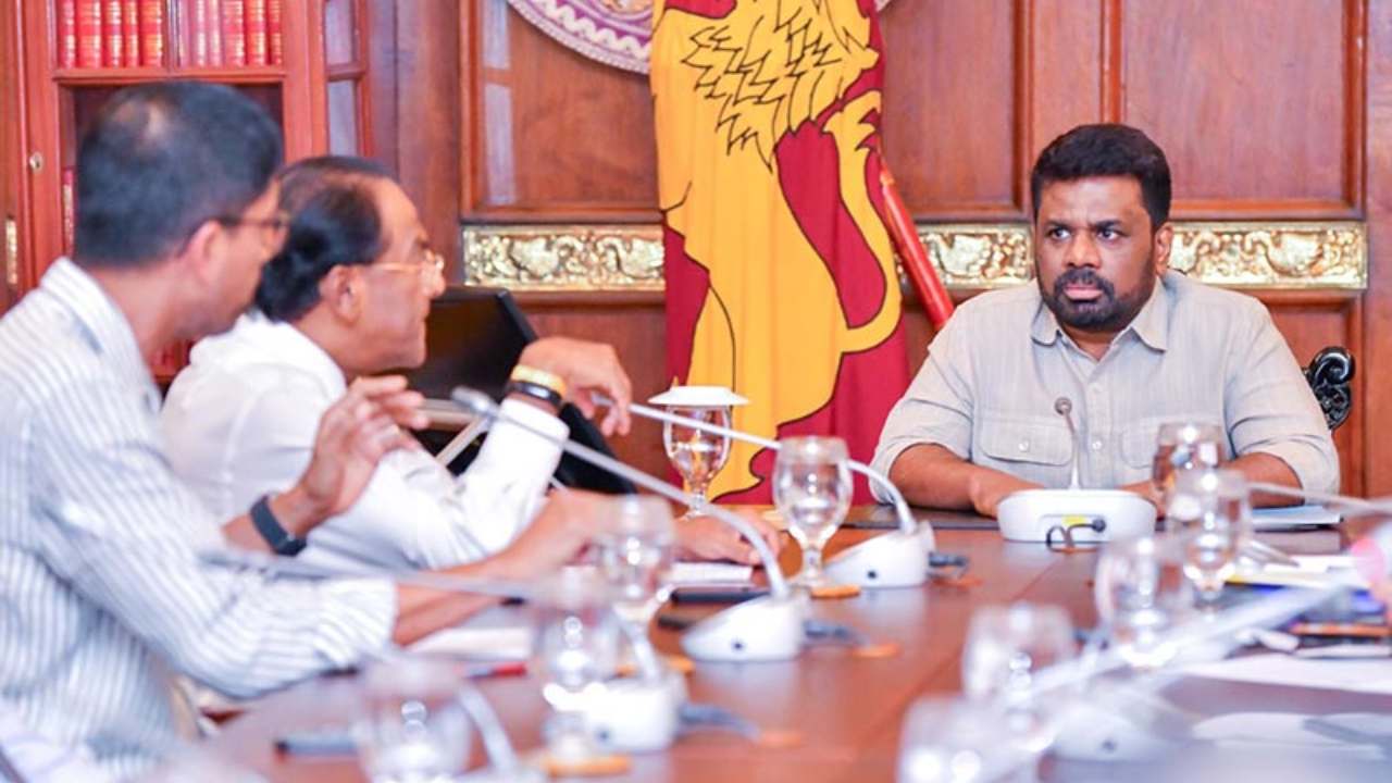 சுற்றுலா வலயங்களில் அமைந்துள்ள ஜனாதிபதி மாளிகைகளை சுற்றுலா விடுதிகளாக மாற்றுவதற்கு முதலீடு செய்யுங்கள் – ஜனாதிபதி