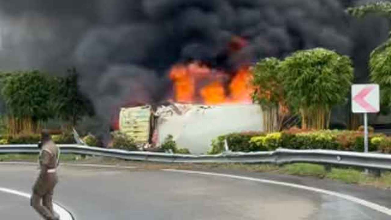 தெற்கு நெடுஞ்சாலையில் தீப்பிடித்து எரிந்த லொறி!