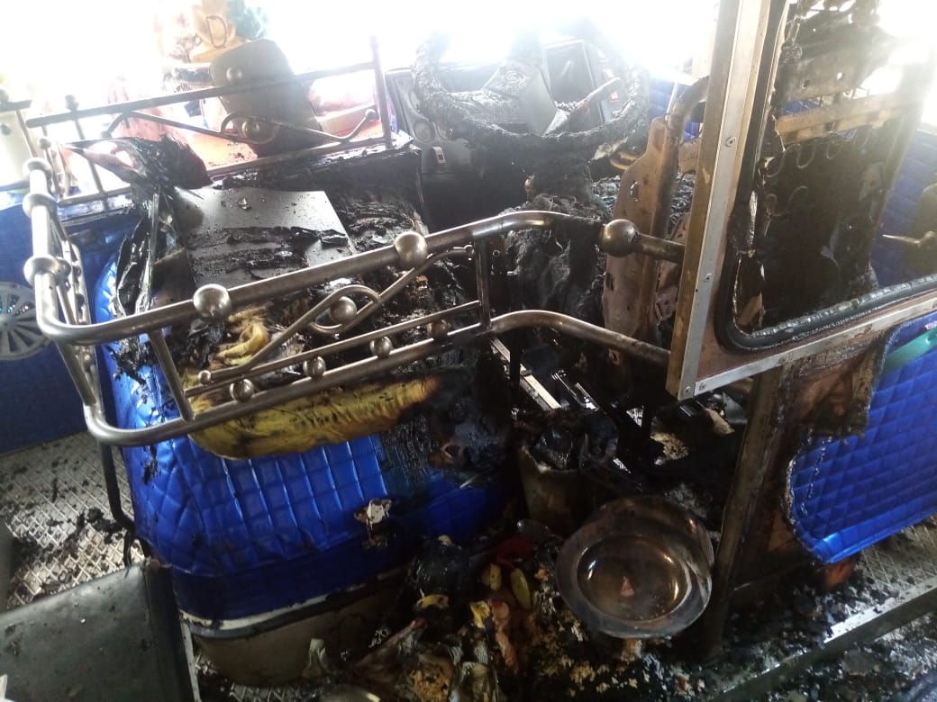 யாழில்  நிறுத்தி வைக்கப்பட்டிருந்த தனியார் பேருந்தில் தீ விபத்து!