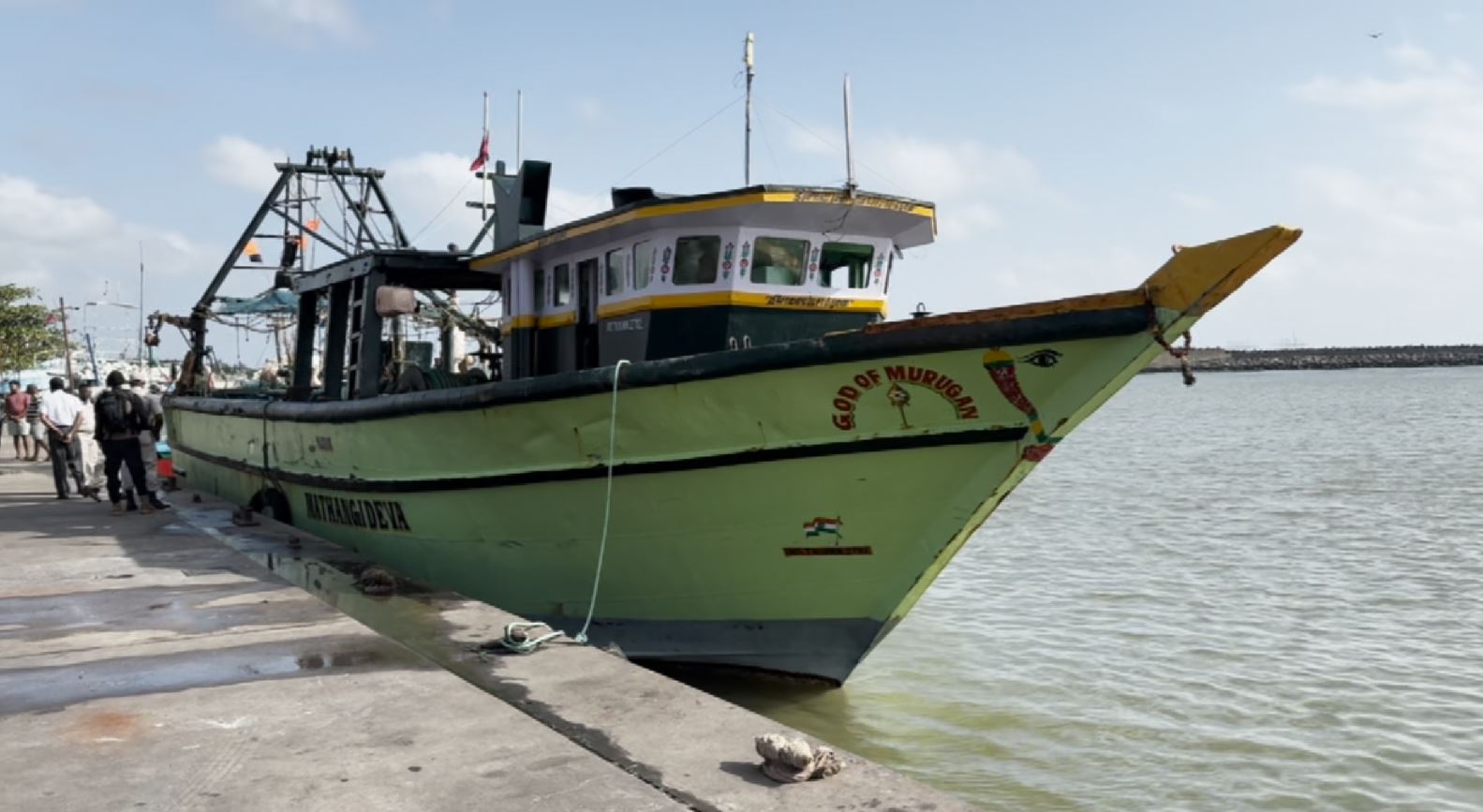 80 அடி இந்திய இழுவைப் படகுடன் 10 மீனவர்கள் இலங்கை கடற்படையினரால் கைது!