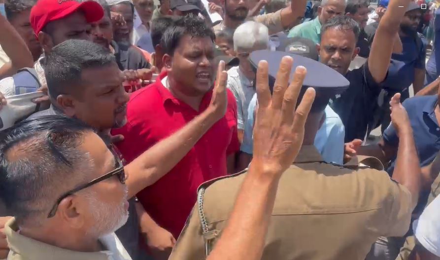 முத்து நகரில் விவசாய காணிகள் அபகரிப்பு:  ஜனாதிபதி செயலகம் முன்பாக பாரிய போராட்டம்!