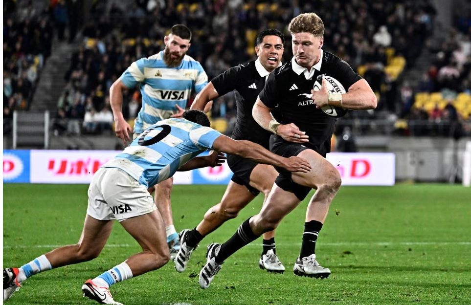 ஆர்ஜென்டினாவை வீழ்த்தி புள்ளிப்பட்டியலில் முதலிடத்தைப் பிடித்த  நியுசிலாந்து ரக்பி அணி!