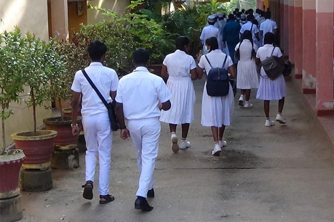 உயர்தரப் பரீட்சைகளை முடிக்கும் மாணவர்களுக்கு பொழுதுபோக்கிற்காக 5000 ரூபாய்!