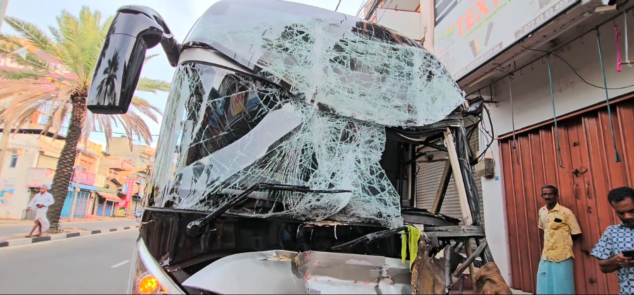 கொழும்பிலிருந்து அக்கரைப்பற்று நோக்கி சென்ற பேரூந்து லொறியுடன் மோதி விபத்து!