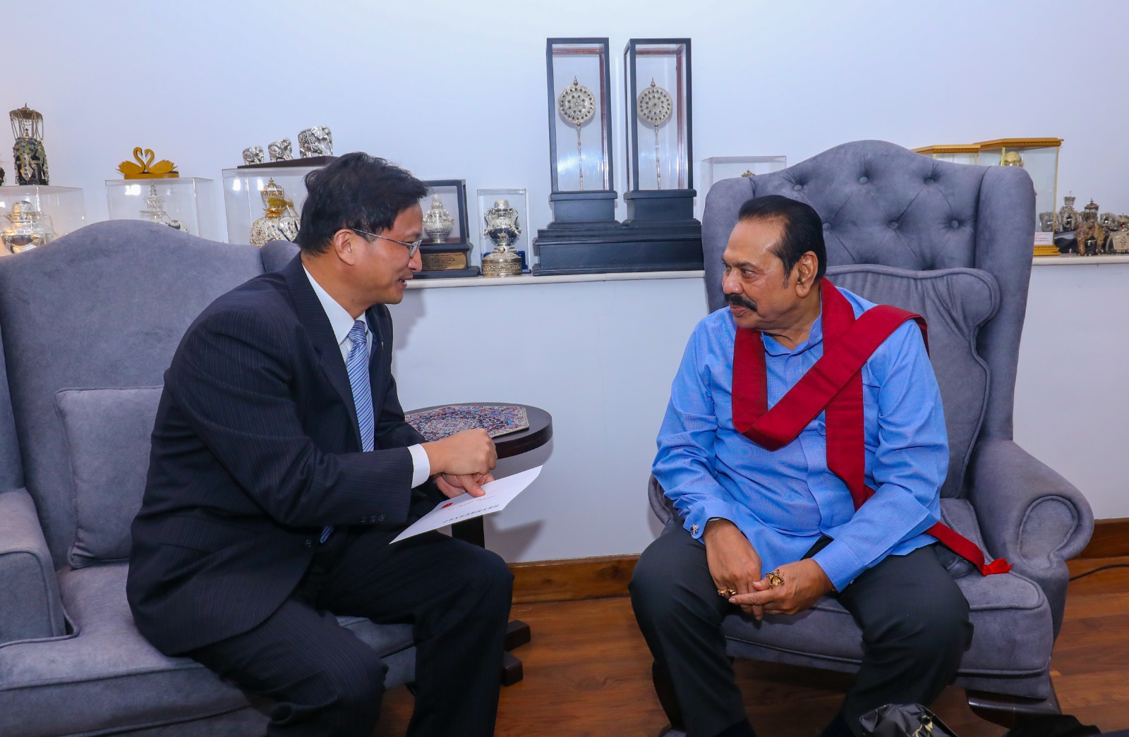 இலங்கைக்கான சீனத் தூதுவரை சந்தித்து கலந்துரையாடியதில் மகிழ்ச்சி! -மகிந்த தெரிவிப்பு