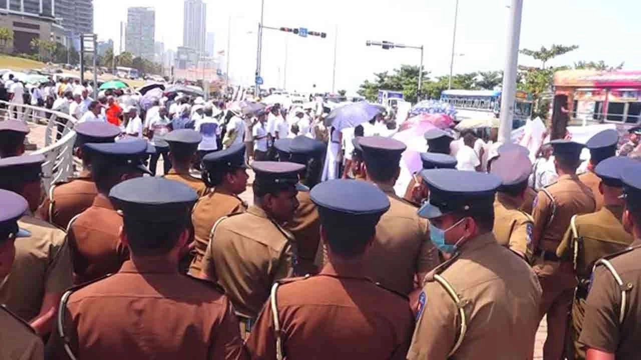 ஓய்வுபெற்ற அரச அதிகாரிகள் போராட்டம்! போக்குவரத்துக்கு தடை!