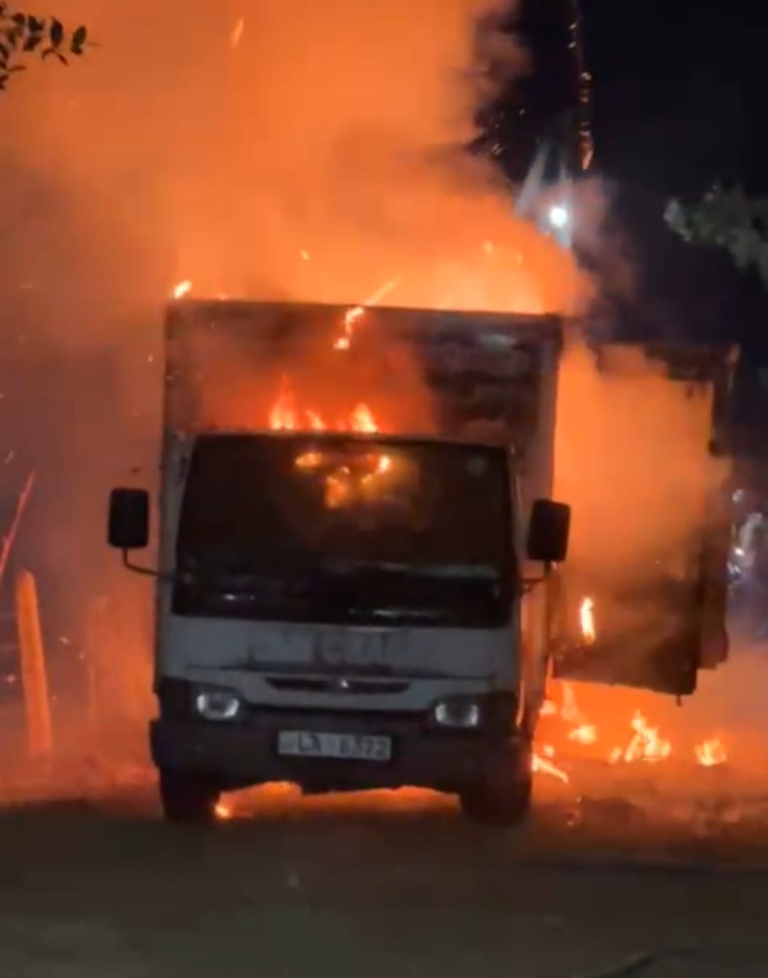 வவுனியாவில் பட்டாசு ஏற்றிவந்த வாகனம் தீக்கிரை!