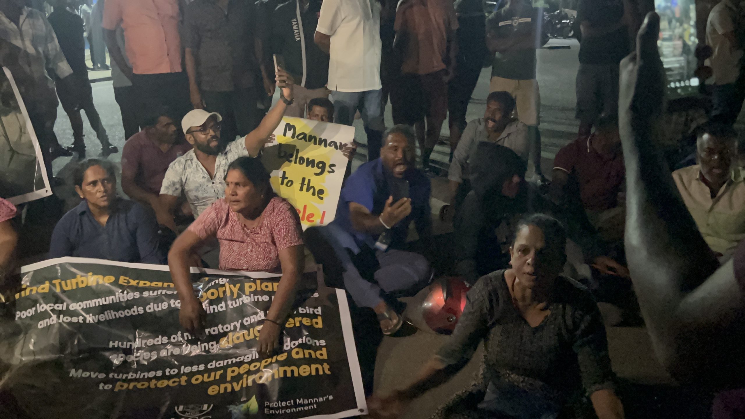 மன்னாரில் காற்றாலைக்கு எதிரான போராட்டம்-  பொதுமக்கள் , பொலிஸார் இடையில் பதற்றம்!