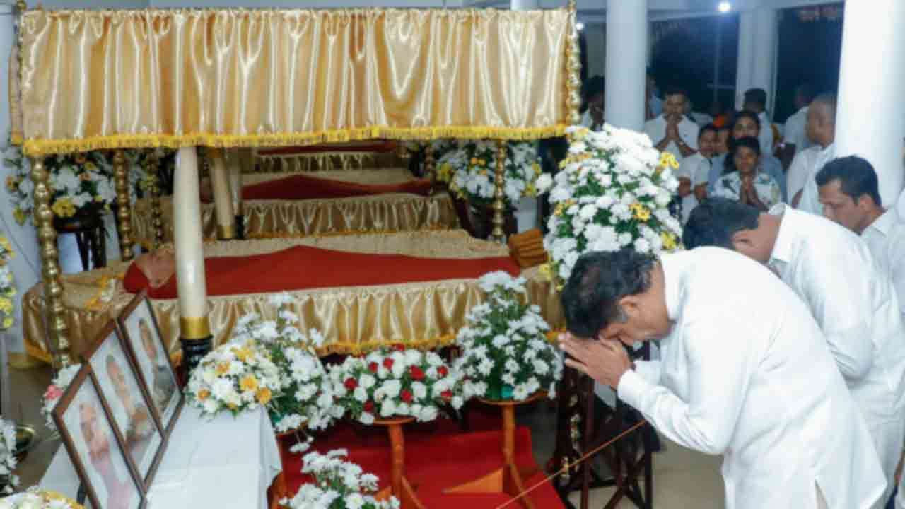 உயிரிழந்த பிக்குகளின் பூதவுடல்களுக்கு எதிர்க்கட்சி தலைவர் இறுதி அஞ்சலி!