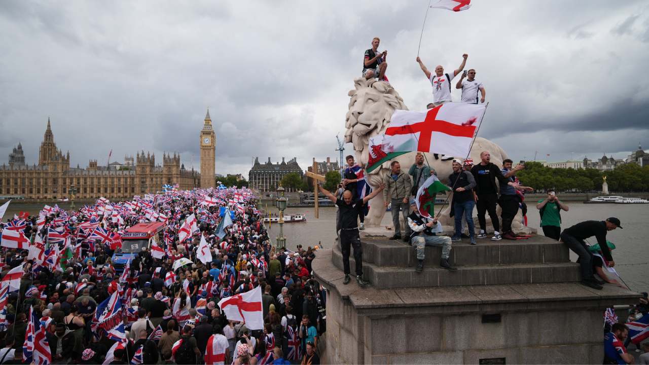 குடியேற்றத்திற்கு எதிராக லண்டனில் மிகப்பெரிய போராட்டம்!