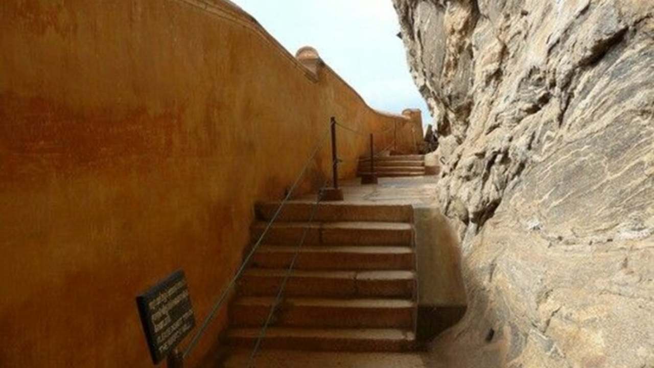 சீகிரிய கண்ணாடி சுவற்றை சேதப்படுத்திய குற்றச்சாட்டில் பெண்ணொருவர் கைது!