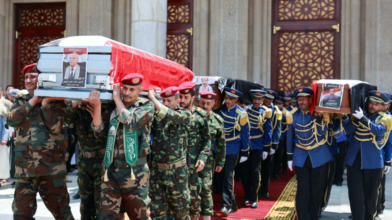 யேமன் பிரதமரின் இறுதிச் சடங்கில் ஆயிரக்கணக்கானோர் பங்கெடுப்பு; பழிவாங்குவதாக சபதம்!