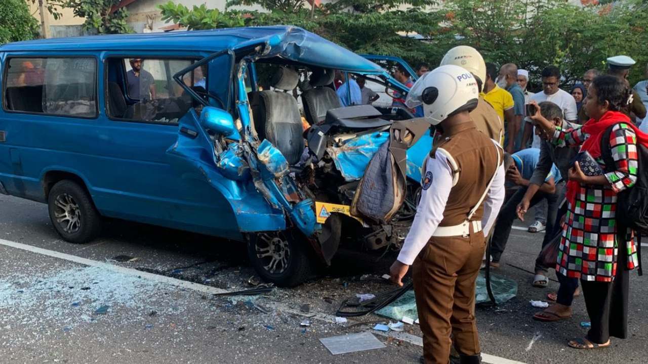 கொழும்பில் இடம்பெற்ற விபத்தில் பாடசாலை மாணவர்கள் உட்பட நால்வர் காயம்!