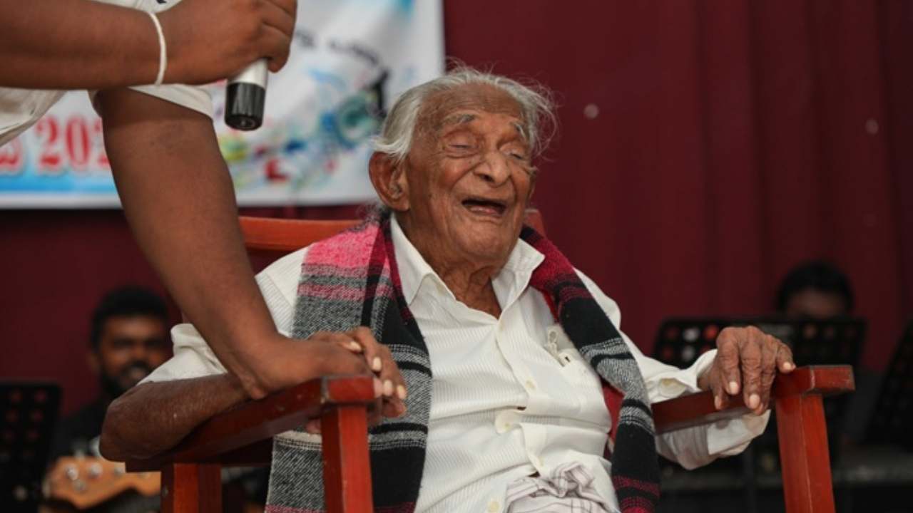 நூற்றாண்டுக்கு மேலான நினைவுகளை சுமந்து செல்லும் 110 வயதான முதியவர்!
