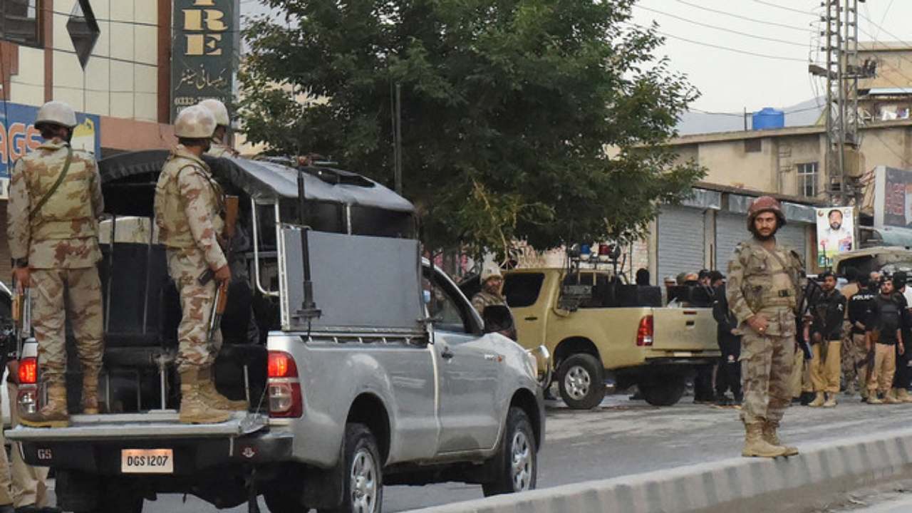 பாகிஸ்தானில் குண்டுவெடிப்பு;10 பேர் உயிரிழப்பு, பலர் காயம்!