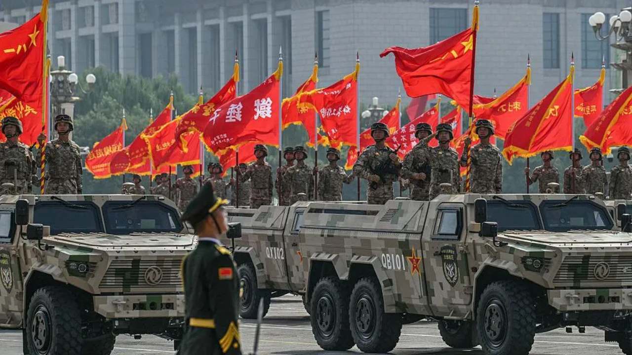 சீனாவின் வலிமையை உலகிற்கு வெளிக்காட்டிய இராணுவ அணிவகுப்பு!