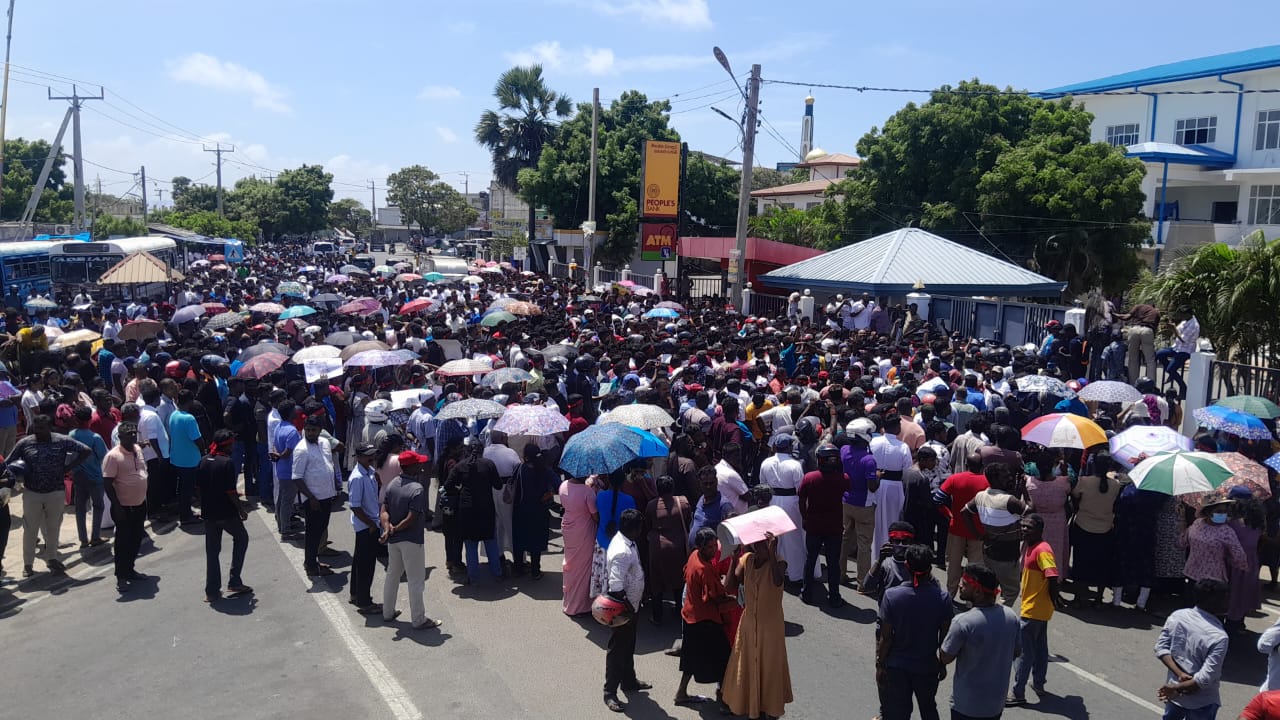 மன்னார் மாவட்ட செயலகத்திற்கு முன்பாக பாரிய போராட்டம்!