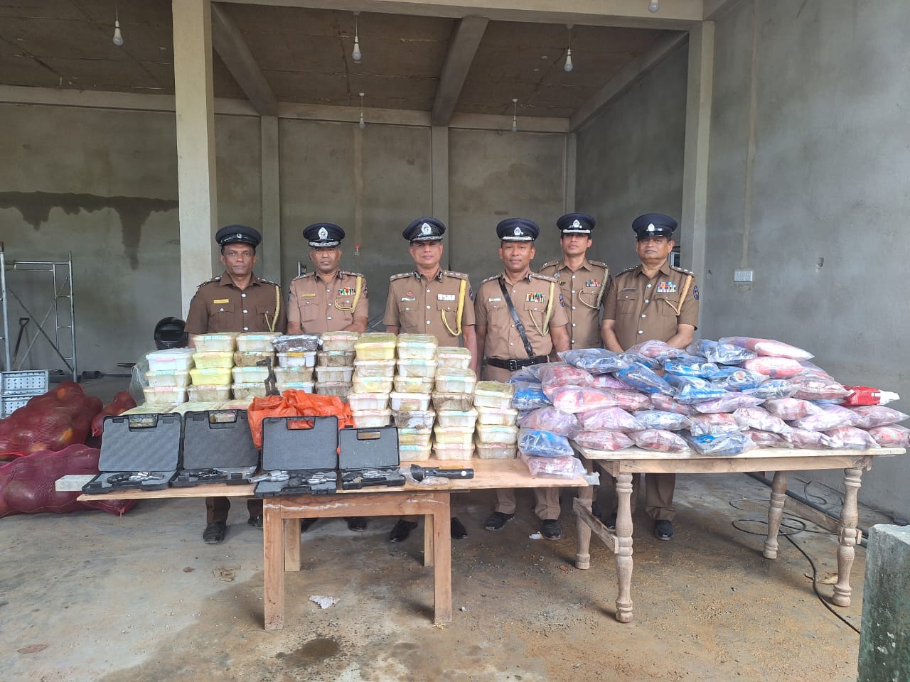 தங்காலையில் போதைப்பொருளுடன் சிக்கிய லொறியில் நவீன துப்பாக்கிகள் மீட்பு