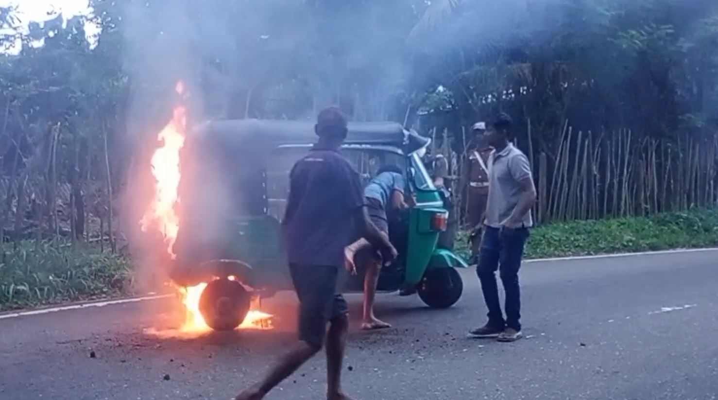 நாவலப்பிட்டியில் இருந்து ஹட்டன் நோக்கி பயணித்த முச்சக்கர வண்டி தீக்கிரை!