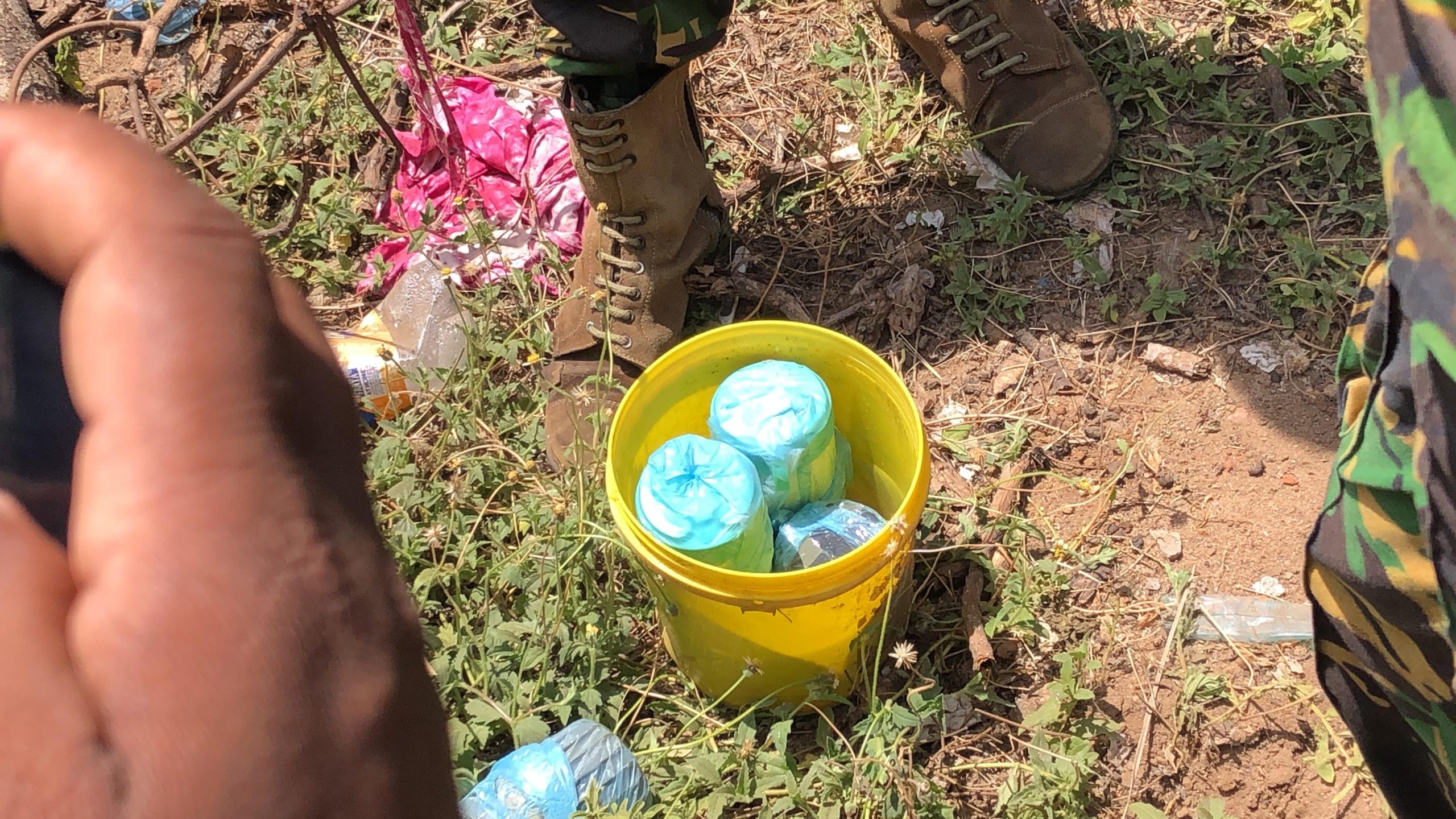 ஏறாவூரில் பாடசாலை காணி ஒன்றிலிருந்து  கைக்குண்டுகள் மீட்பு!