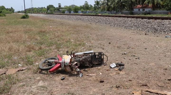 மட்டக்களப்பில் புகையிரதத்தில் மோதுண்டு இளம் குடும்பஸ்தர் உயிரிழப்பு!