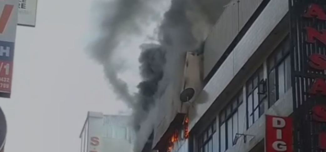 புறக்கோட்டை – முதலாம் குறுக்குத் தெருவிலுள்ள 5 மாடிக்கட்டடத்தில் தீப்பரவல்!