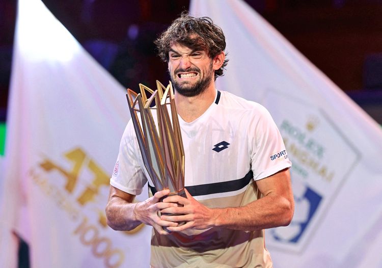 ஷங்காய் மாஸ்டர்ஸ் டென்னிஸ் ஒற்றையர் பிரிவில்  வெலன்டைன் சம்பியன் பட்டம் வென்ற மொனோக்கோ வீரர்!