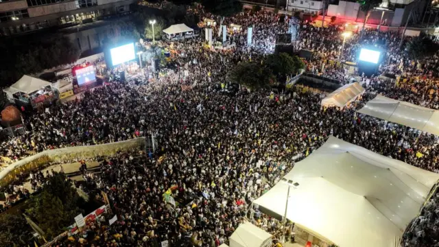 பணயக்கைதிகளின் விடுவிப்புக்கு முன் டெல் அவிவில் கூடிய மக்கள் ஆரவாரம்!