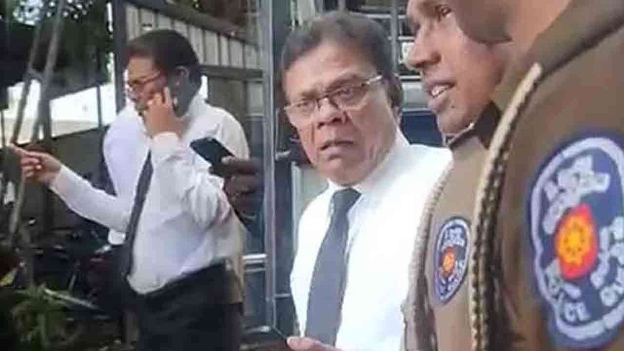 சட்டத்தரணியை தாக்கிய பொலிஸ்  உத்தியோகத்தருக்கு இடமாற்றம்!