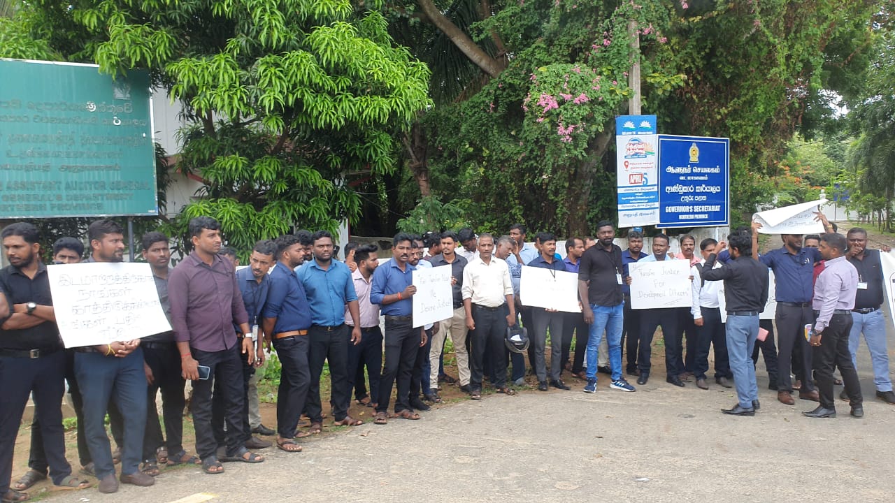 வட மாகாண அபிவிருத்தி உத்தியோகத்தர்கள் – ஆளுநர் அலுவலகம் முன்பாக போராட்டம்!