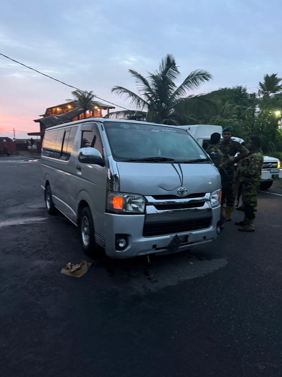 பொலிசாரின் கட்டளையையை மீறி சென்ற வேன் ஒன்றின் மீது பொலிஸார் துப்பாக்கிச்சூடு!