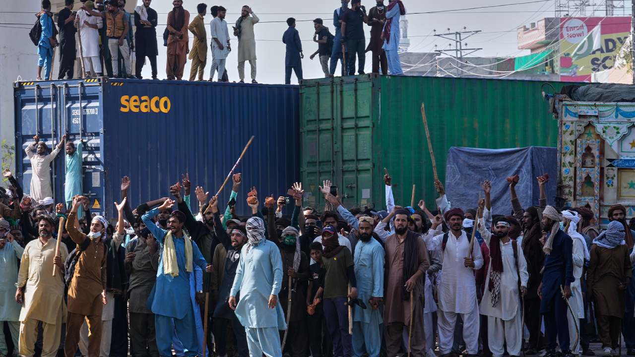 குழப்பத்தின் விளிம்பில் இஸ்லாமபாத்; இணைய, போக்குவரத்து சேவைகள் ஸ்தம்பிதம்!