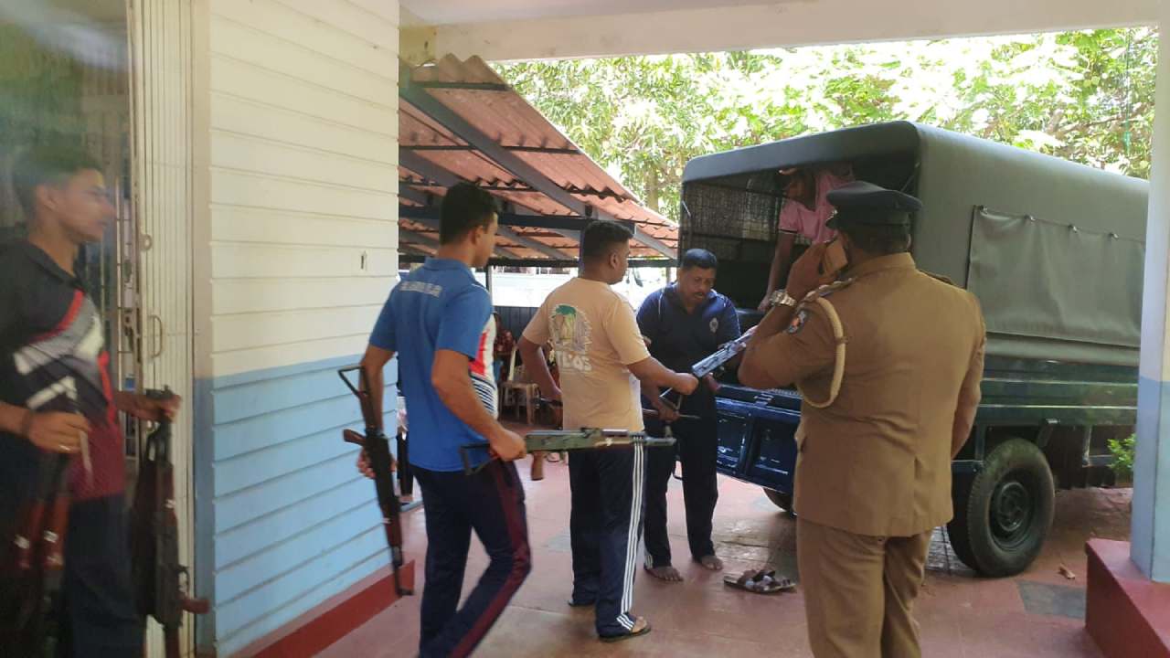 யாழ். கோப்பாய் பொலிஸ் நிலையத்திலிருந்து வெளியேறிய பொலிஸார்!