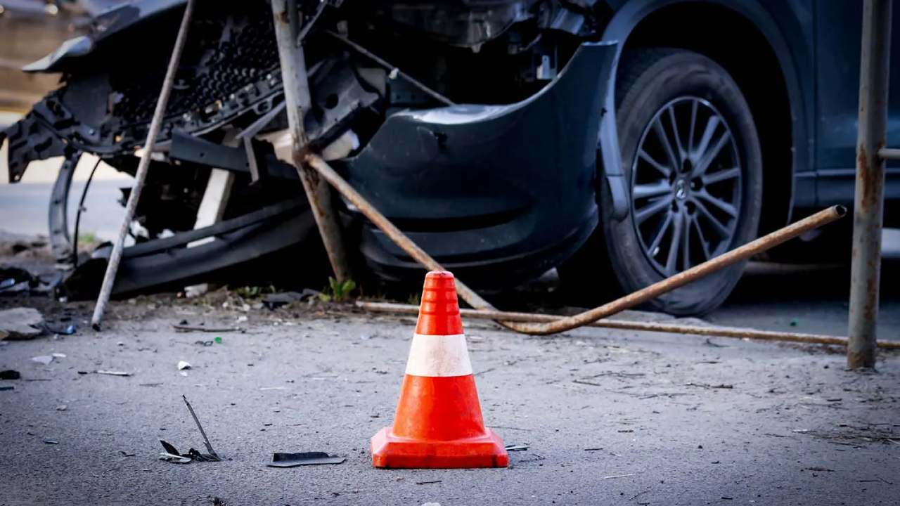 பாடசாலை மாணவர்களை ஏற்றிச் சென்ற வேன் மோட்டார் சைக்கிளுடன் மோதி விபத்து!