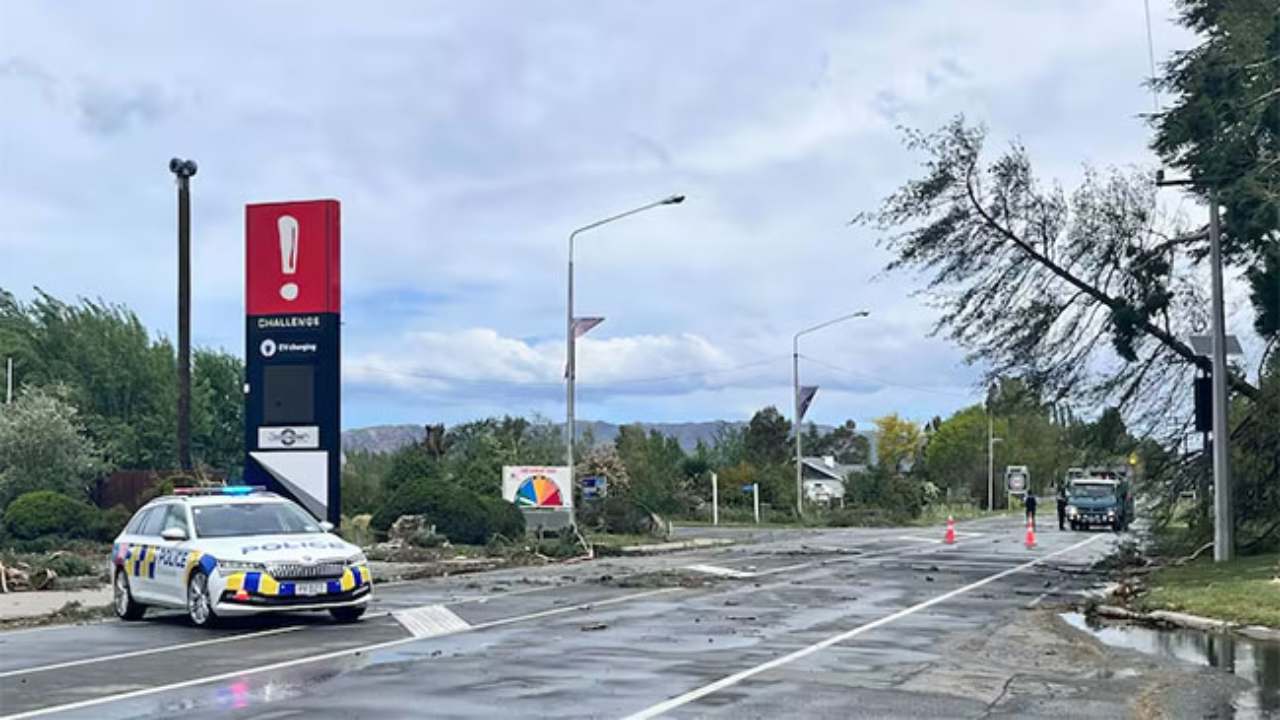 பலத்த காற்றால் நியூஸிலாந்தில் பல்லாயிரக்கணக்கானோருக்கு மின் துண்டிப்பு!