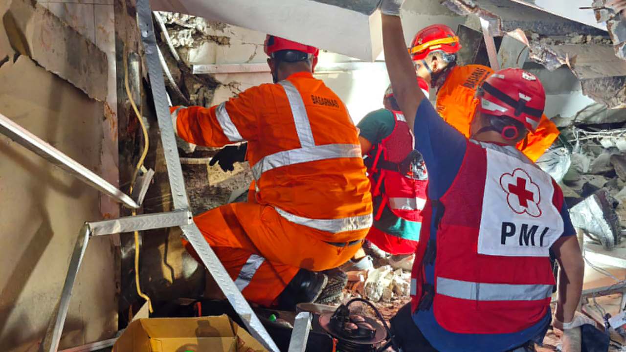 இந்தோனேஷியாவில் இடிந்து வீழ்ந்த பாடசாலை கட்டிடம்; 64 சிறுவர்களின் நிலை கேள்விக்குறி!